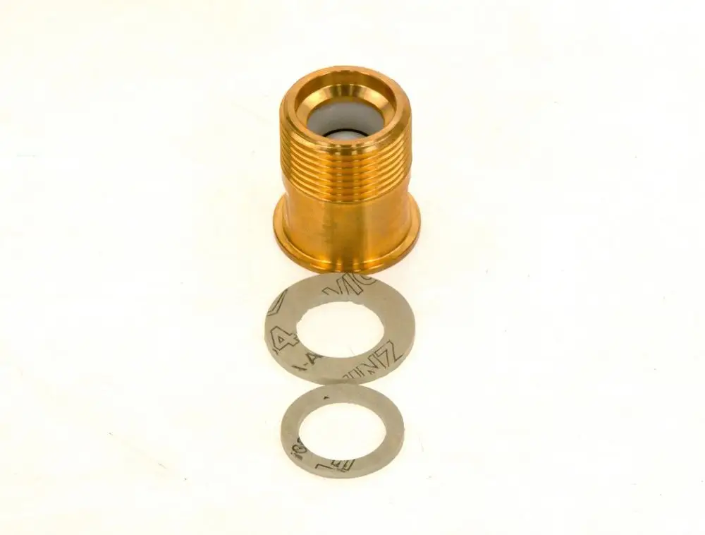 Ein Kupferrückschlagventil von Bosch zusammen mit zwei Dichtscheiben aus Metall. Das Ventil hat Gewindeverbindungen für eine einfache Installation.